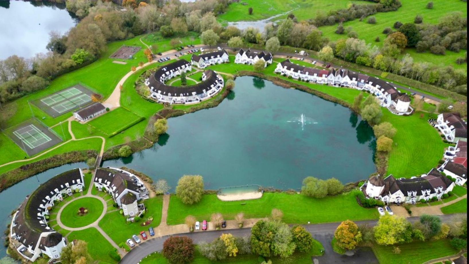 Nyhavn Lakeside Cottage Cirencester Exterior foto